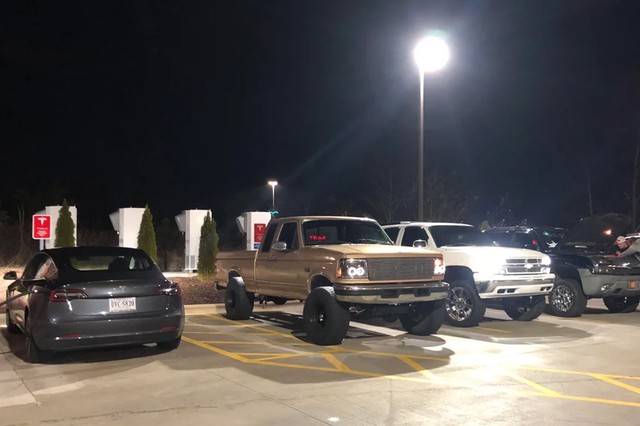 Tesla cố gắng ngăn những người lái xe thiếu ý thức thường xuyên đậu xe tại các trạm sạc xe điện - Ảnh 1. Tesla cố gắng ngăn những người lái xe thiếu ý thức thường xuyên đậu xe tại các trạm sạc xe điện - Ảnh 1.