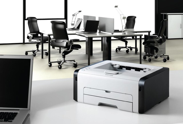  SP 200 series có thiết kế gọn gàng, màu sắc trắng sữa-đen hợp tông với văn phòng và gia đình.