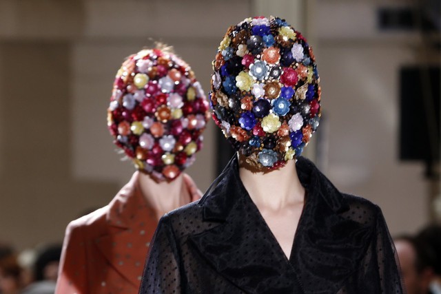 Những người mẫu đang mặc mẫu thiết kế thời trang mặt nạ đ&aacute; qu&yacute; tinh xảo của nh&agrave; thiết kế thời trang Maison Martin Margiela. Bộ trang phục g&acirc;y ấn tượng mạnh trong tuần thời trang Paris. Ảnh chụp ng&agrave;y 3/7/2013.