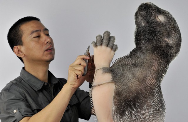 Gi&aacute;o sư Xie Yong đang tạo h&igrave;nh nghệ thuật cho ch&uacute; hải ly l&agrave;m bằng nhựa v&agrave; khoảng 300.000 c&acirc;y kim  tại Thẩm Dương, tỉnh Li&ecirc;u Ninh, Trung Quốc. Ảnh chụp ng&agrave;y 23/7/2013.