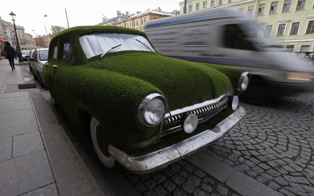 ChiếcVolga GAZ-21 cổ điển được trang tr&iacute; cỏ nh&acirc;n tạo để quảng c&aacute;o cho một cửa h&agrave;ng sữa St. Petersburg, Nga. Ảnh chụp ng&agrave;y 17/10/2013.