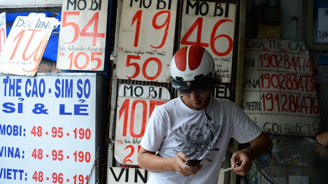 Người tiêu dùng nạp tiền trả trước cho dịch vụ 3G tại một cửa hàng trên đường Phạm Ngũ Lão, Q.Gò Vấp, TP.HCM Ảnh: Thuận Thắng