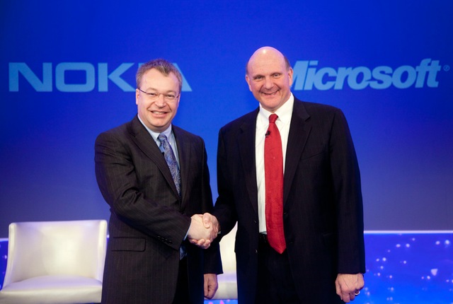Cựu CEO Nokia Steve Elop (trái) khó có khả năng được làm CEO Microsoft.