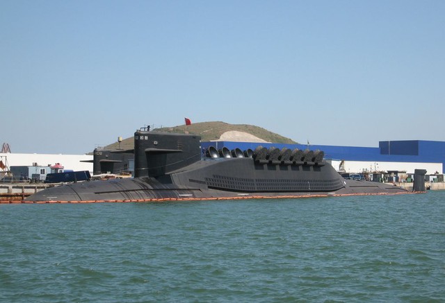 Tàu ngầm hạt nhân chiến lược Type 094 có khả năng mang 12 tên lửa đạn đạo JL-2 đặt trong bệ phóng thẳng đứng