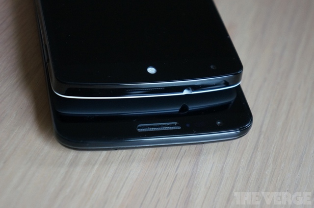  Cạnh trên của Nexus 5 là nơi đặt jack tai nghe. Dễ nhận thấy phần loa thoại của smartphone Nexus được thiết kế khá độc đáo giống như một chiếc vòi hoa sen. Camera trước cũng có sự khác biệt. LG G2 có máy ảnh trước 2.1 megapixel trong khi 1.3 megapixel thuộc về Nexus 5.
