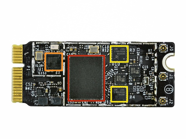  Hình ảnh card WiFi mới trên MacBook Pro 2013. Chiếc card&nbsp;AirPort này hỗ trợ WiFi AC, chuẩn WiFi mới và nhanh nhất hiện nay.&nbsp;Đỏ: Chip Broadcom BCM4360 giúp WiFi trên máy hoạt động ở băng tần 5 GHz tốc độ lên tới 1,3 Gbps; Cam: Chip Bluetooth 4.0 BCM20702 cũng của Broadcom; Vàng: Cặp module đầu vào (front-end) WLAN Skyworks SE5516 2 băng tần 802.11 a/b/g/n/ac.