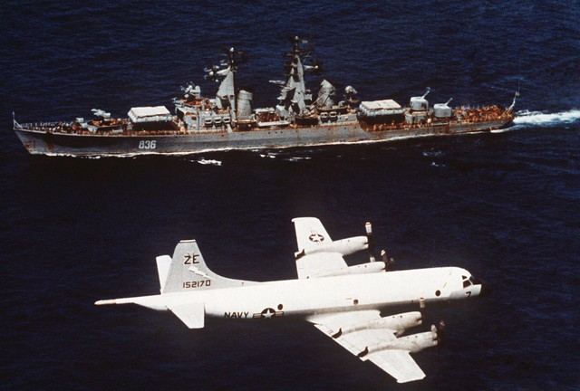  Máy bay trinh sát P-3A của Mỹ bay trên chiến hạm Varyag của Liên Xô năm 1987