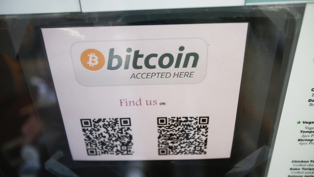 Logo của đồng Bitcoin trên cửa sổ nhà hàng Nara Sushi tại San Francisco (Mỹ), nơi chấp nhận thanh toán bằng đồng Bitcoin - Ảnh: Reuters