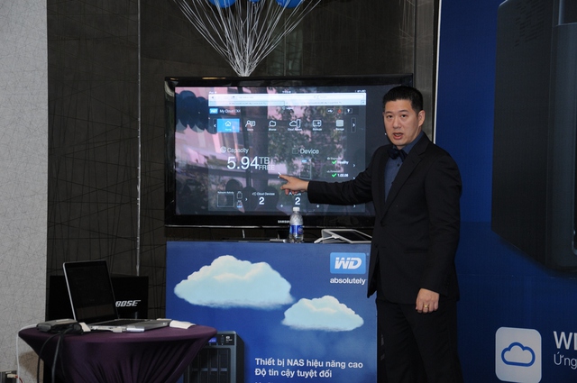 Ông Albert Chang đang trình bày về sản phẩm My Cloud EX4.
