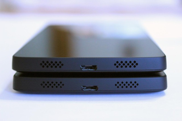 Nexus 5 (trên) phiên bản tinh chỉnh lỗ loa và nút bấm.