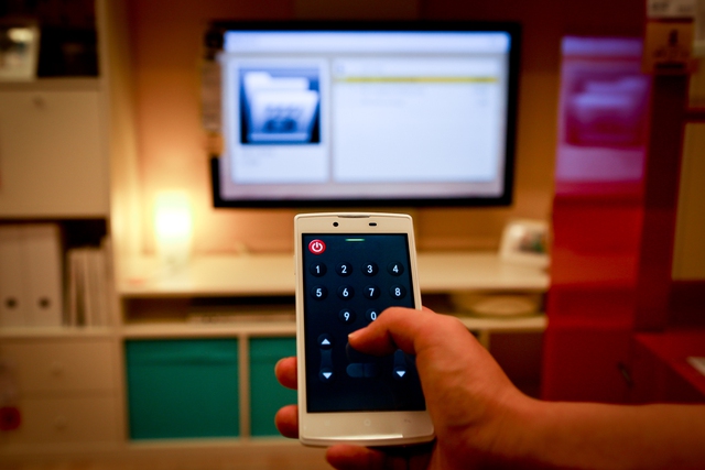  Những hình ảnh mới nhất về OPPO Neo, chiếc smartphone hỗ trợ sử dụng bằng găng tay và điều khiển TV.