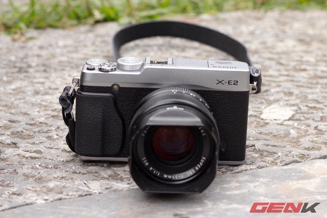  X-E2 vẫn mang đậm nét hoài cổ của Fujifilm trong thiết kế.