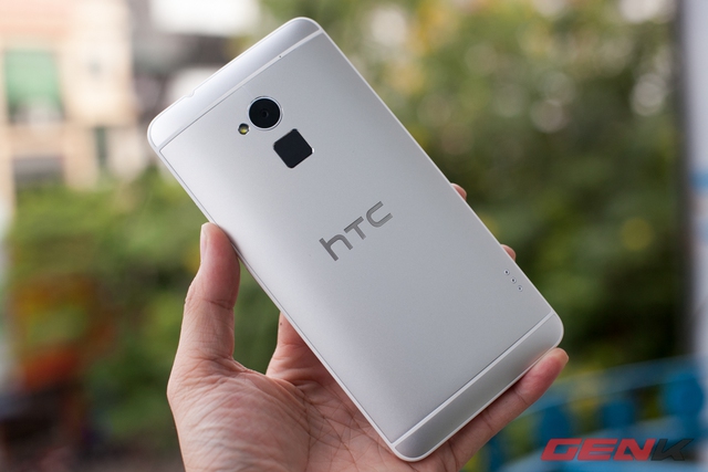  Phần nắp lưng với logo HTC khắc trực tiếp và được làm cong nhẹ cho cảm giác cầm thoải mái.