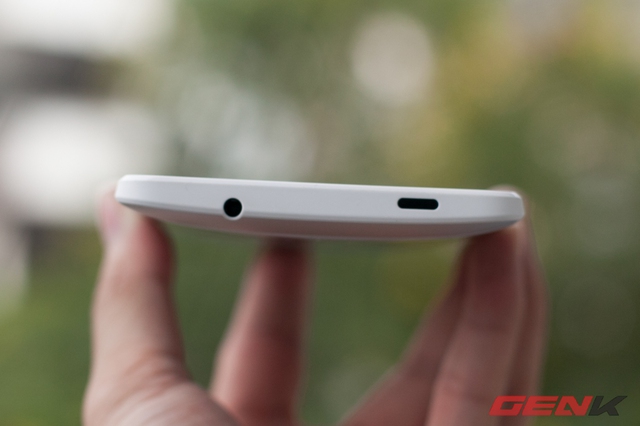 
	Cảm biến hồng ngoại được đặt tr&ecirc;n đỉnh. Như với One, HTC đặt ph&iacute;m nguồn tr&ecirc;n đ&acirc;y lu&ocirc;n c&ograve;n One Max do k&iacute;ch thước lớn n&ecirc;n ph&iacute;m nguồn chuyển sang cạnh phải.
