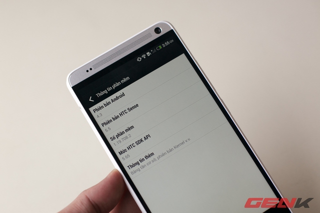 
	M&aacute;y chạy tr&ecirc;n hệ điều h&agrave;nh Android 4.3 với giao diện Sense 5.5 mới nhất của HTC.