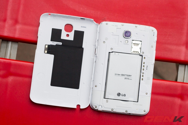  Nắp lưng có thể tháo được để lắp microSIM và thẻ nhớ chuẩn microSD.