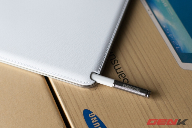  Chất liệu nhựa đã được Samsung nâng cấp cách điệu da với các đường chỉ giả mang lại vẻ đẹp sang trọng hơn cho Note 10.1 bản 2014.