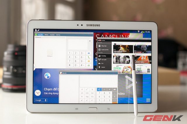  Samsung cũng trang bị khả năng đa nhiệm theo cửa sổ nhưng nếu mở từ 4 tác vụ trở lên sẽ có cảm giác trễ nhẹ.