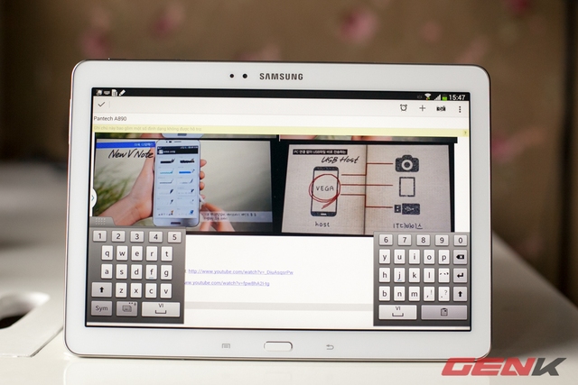  Việc sử dụng và nhập liệu trên một thiết bị có màn hình 10.1-inch khi cầm là không hề dễ dàng. Nhưng Samsung cũng bổ sung tính năng chia đôi, di chuyển bàn phím.