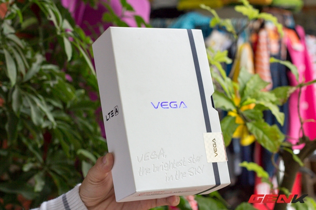  Hộp máy khá lớn và được làm đẹp. Vega là thương hiệu của Pantech và chỉ phân phối tại thị trường Hàn Quốc.