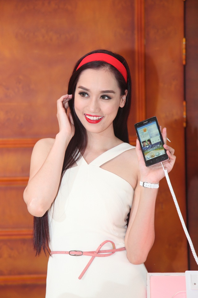  Người đẹp bên smartphone Huawei Ascend G700