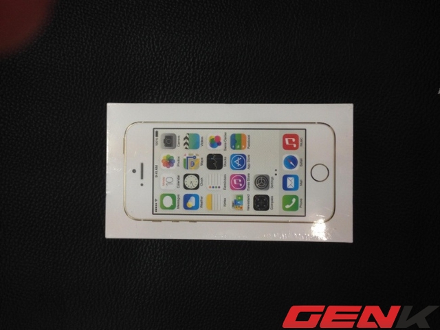chiếc iPhone 5s xách tay màu vàng, cũng theo anh Cường những chiếc 5s bán ra vẫn đảm bảo chưa active, khách hàng có thể check trên trang Apple.