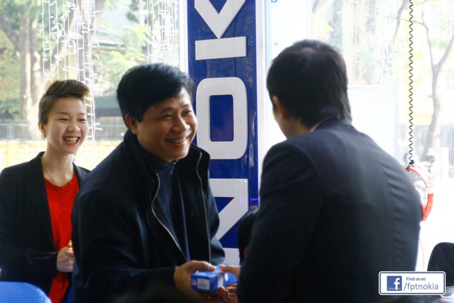 Nụ cười của người tham gia trả lời nhanh và nhận quà pin sạc Nokia DC-16