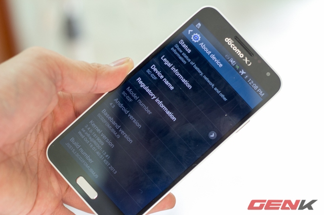  Máy chạy trên hệ điều hành Android 4.3 với các tính năng tương tự dòng Galaxy.