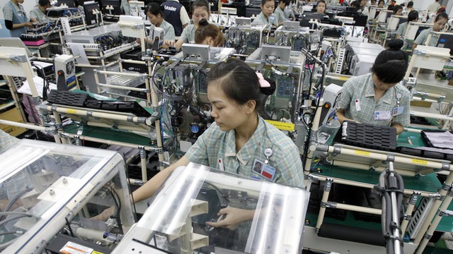  Công nhân làm việc trong nhà máy sản xuất điện thoại di động Khu tổ hợp công nghệ cao Samsung Electronics VN (SEV) KCN Yên Phong - Bắc Ninh 14