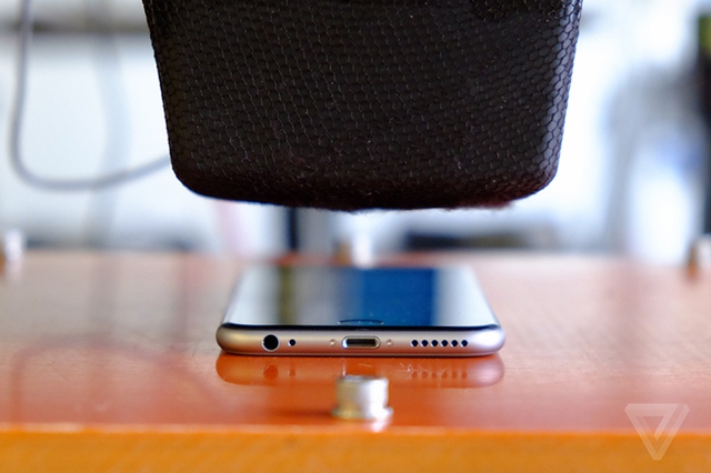  Bị khiếu nại "màn hình cong", Apple show phòng "tra tấn" iPhone 6 