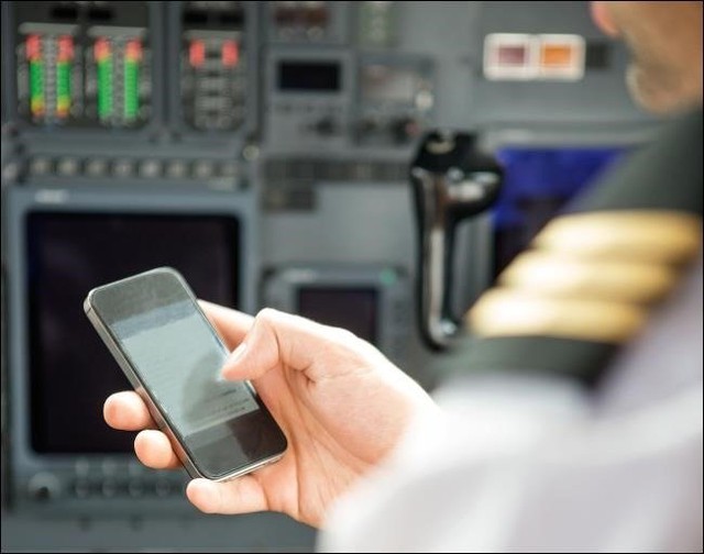 airplane-pilot-using-smartphone