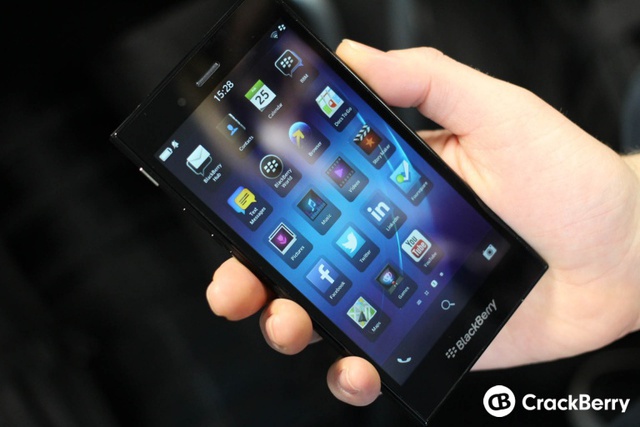 MWC 2014 - Ảnh thực tế BlackBerry Z3 giá rẻ vừa được ra mắt: Thiết kế đẹp, nam tính