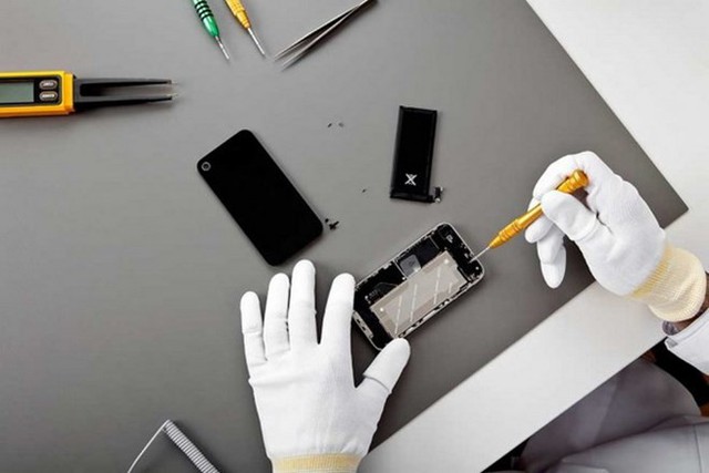 Các kỹ sư của Apple mổ xẻ một chiếc iPhone để tìm cách khắc phục lỗi. (Nguồn: Getty Images)