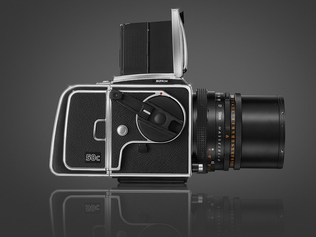 Hasselblad ra mắt thiết bị biến máy ảnh chụp film thành máy kỹ thuật số.
