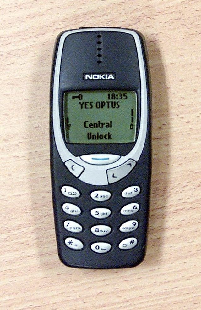 Xài điện thoại cũ, như chiếc Nokia 3310 trong hình, đang là trào lưu ở nhiều nước châu Âu. 