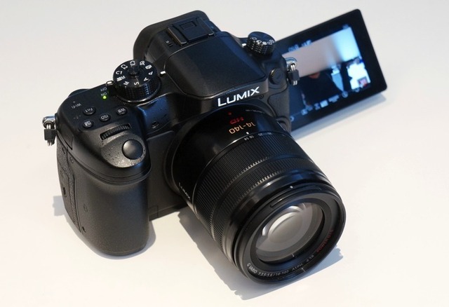 Mirrorless quay phim 4K của Panasonic giá 1700 USD, bán tháng Tư 