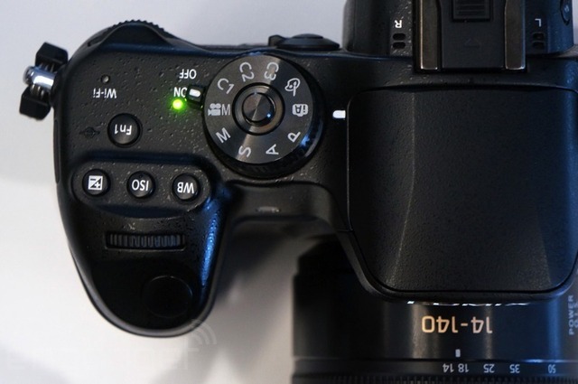 Mirrorless quay phim 4K của Panasonic giá 1700 USD, bán tháng Tư 