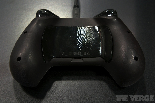 Cận cảnh tay cầm Steam Controller phiên bản mới của Valve