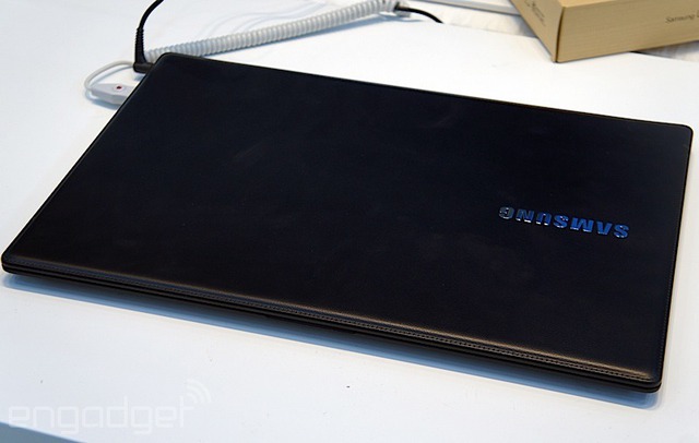 Samsung ra mắt thêm 1 laptop dùng nắp giả da