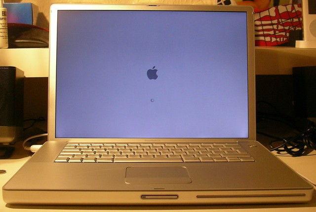 Apple PowerBook G4 - Chiếc laptop vỏ nhôm đầu tiên của Apple.