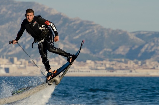 Hoverboard by ZR mixes surfing and flyboarding
