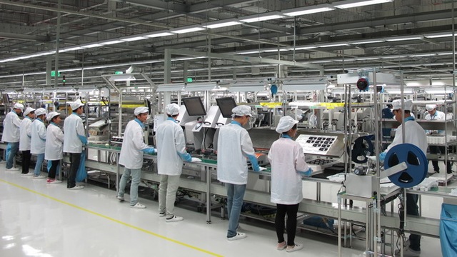 Dây chuyền nhà máy Nokia ở Bắc Ninh - Ảnh: C.V.KÌNH