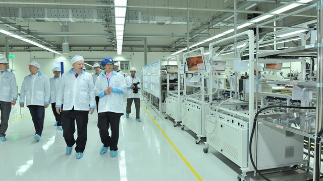 Đoàn đại biểu cấp cao của Nokia toàn cầu và các vị khách mời tham quan dây chuyền sản xuất tại nhà máy Nokia Việt Nam - Ảnh: C.V.KÌNH