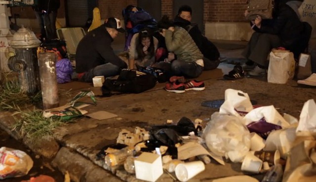 Cảnh những người chờ mua iPhone 6 thức,ngủ vật vạ ở New York.