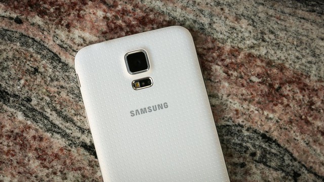 Galaxy S5 phá kỷ lục mua hàng của Galaxy S4 trong ngày đầu 