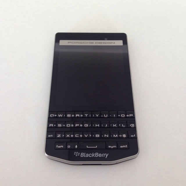 Cận cảnh chiếc Blackberry Porsche Design P'9983: mạnh mẽ và lôi cuốn