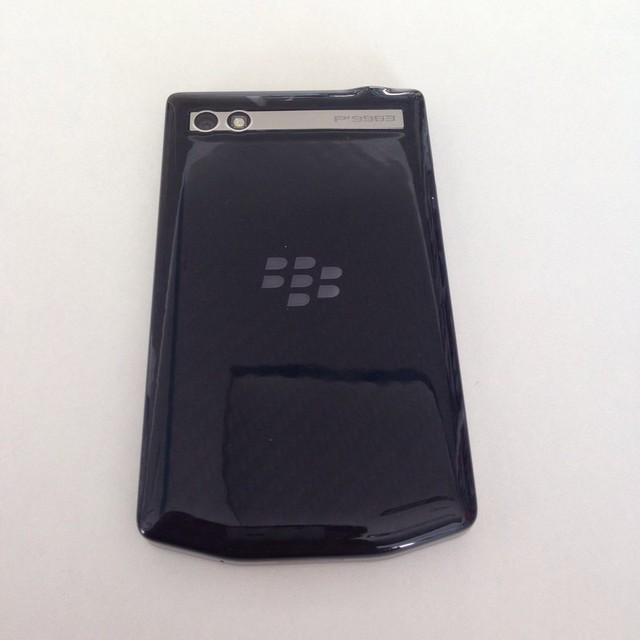 Cận cảnh chiếc Blackberry Porsche Design P'9983: mạnh mẽ và lôi cuốn