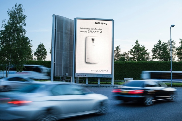 Ở ga đến, các biển quảng cáo dường như &quot;đánh mất&quot; chữ Ga Galaxy S5. Samsung có lẽ chỉ muốn chào tạm biệt các tài xế.