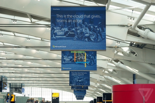 Quảng cáo của Microsoft gần như dài bất tận, khi hãng mua một loạt biển quảng cáo dọc.