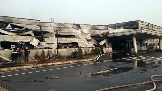 Khu xưởng nhà máy chỉ còn  trơ tôn sau đám cháy trưa 5/1.
